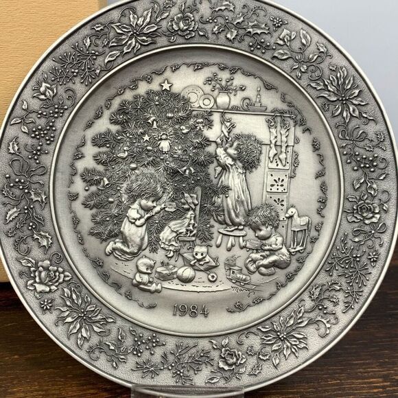 Vintage Little Gallery By Hallmark Mary Hamilton Christmas Pewter Plate Gray OS - Picture 2 of 3